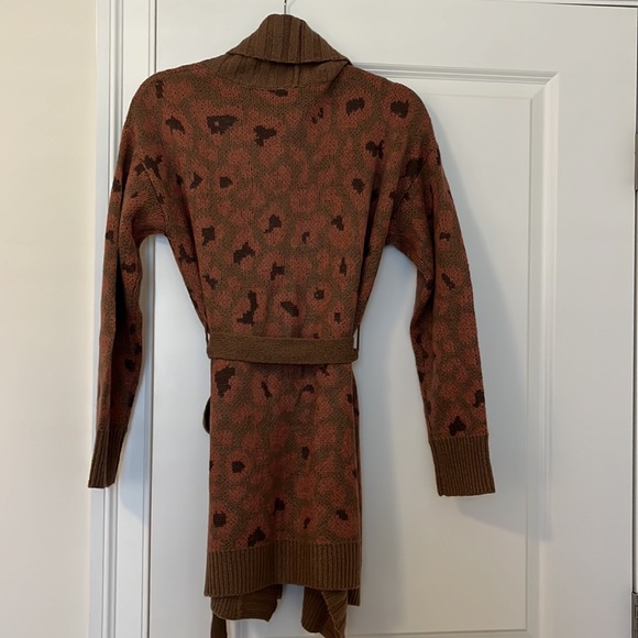 Heart loom Cheetah Print Wrap Sweater - Picture 3 of 4